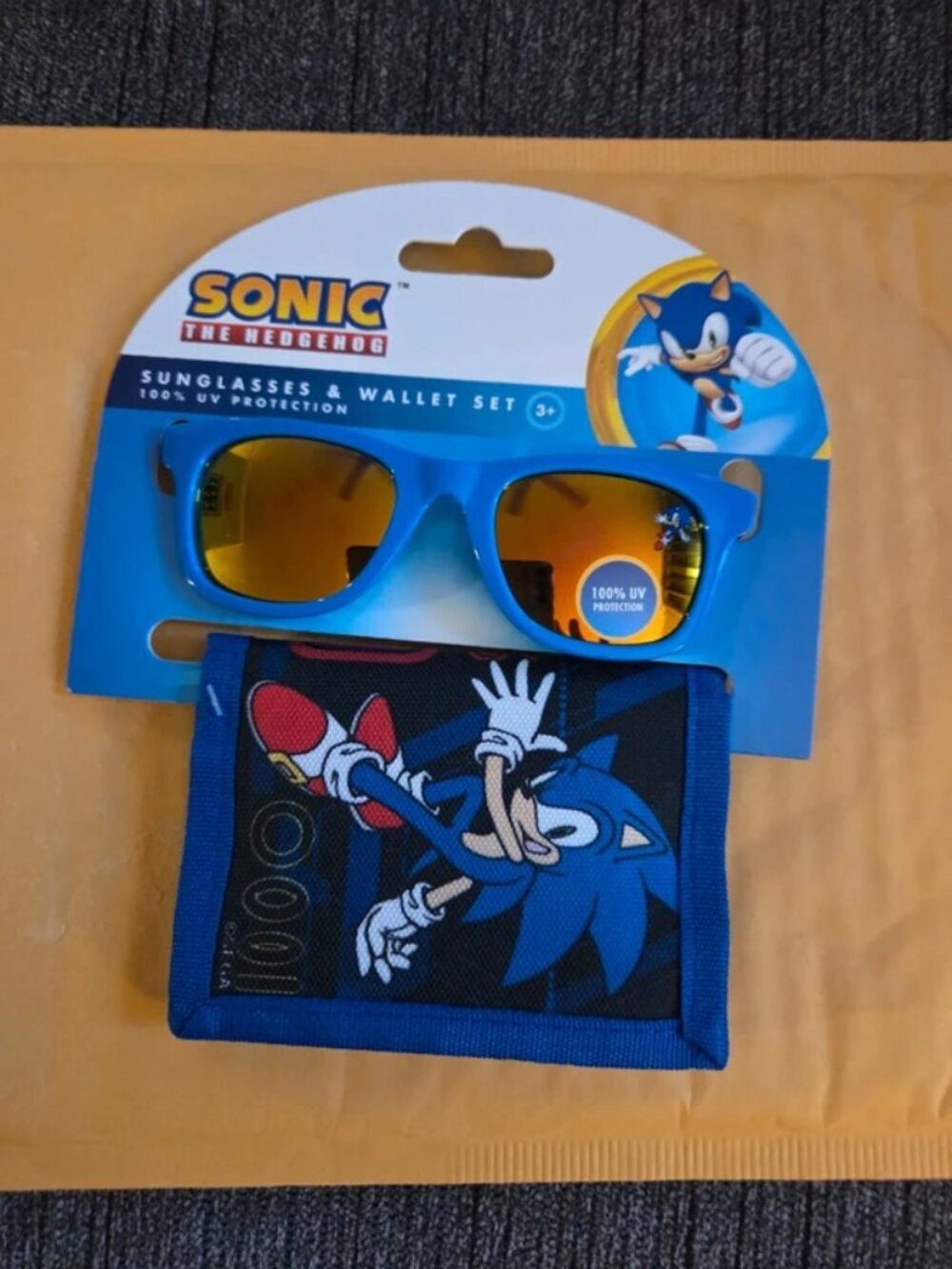 New with tags Sonic the Hedgehog Sunglasses and wallet set. Age 3+